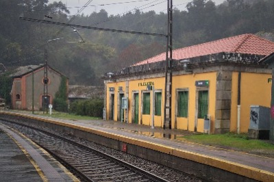 Estación de Filgueira. Vista fachada lateral desde andenes.