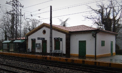 Estación de Frieira. Vista fachada principal desde andenes.