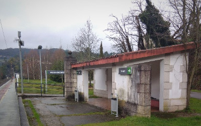 Estación de Pousa-Crecente. Vista fachada lateral desde andenes.