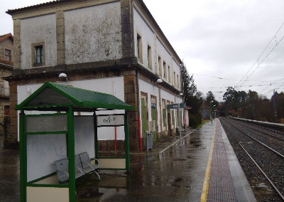 Estación de Arbo. Vista fachada lateral desde andenes.