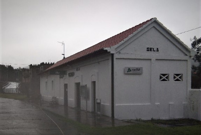 Estación de Sela. Vista fachada lateral desde andenes.