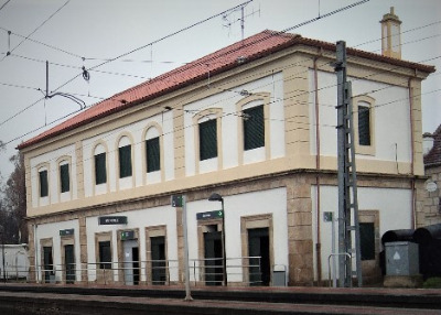 Estación de As Neves. Vista fachada lateral desde andenes.