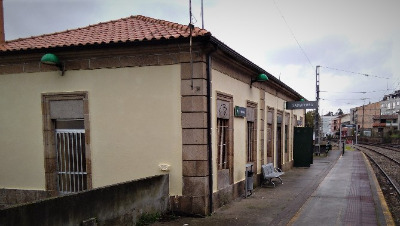 Estación de Salvaterra. Vista fachada lateral desde andenes.