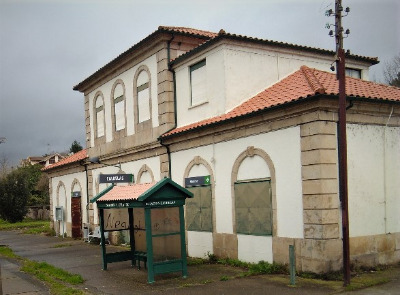 Estación de Caldelas. Vista fachada principal desde andenes.