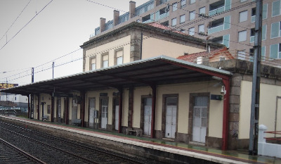 Estación de O Porriño. Vista fachada principal desde andenes.