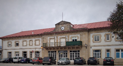 Estación de Redondela. Vista fachada principal desde exterior.