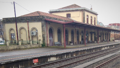 Estación de Tui. Vista fachada principal desde andenes.