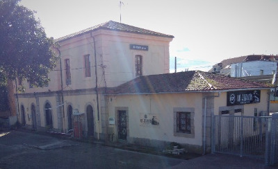 Estación de Arcade. Vista fachada lateral desde andenes.