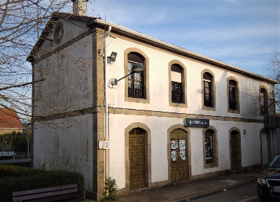 Estación de Catoira. Vista fachada principal desde andenes.