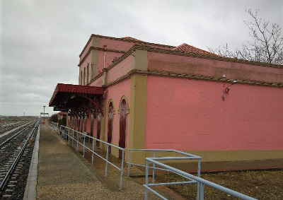 Estación de Nava Del Rey. Vista fachada lateral desde andenes.