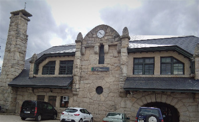 Estación de Puebla De Sanabria. Vista fachada principal desde exterior.