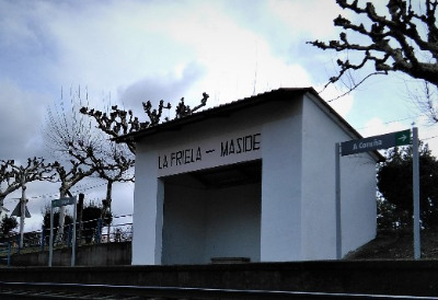 Estación de A Friela-Maside . Vista marquesina desde exterior.
