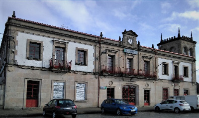 Estación de Carbajales De Alba. Vista fachada principal desde andenes.
