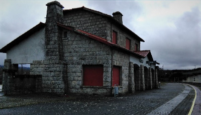 Estación de O Irixo. Vista fachada lateral desde andenes.