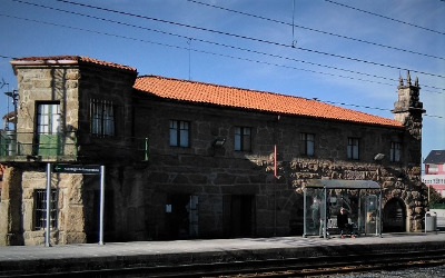 Estación de Uxes. Vista fachada principal desde andenes.