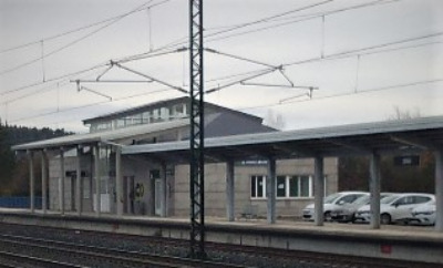 Estación de Ordes. Vista marquesina y fachada principal desde andenes .