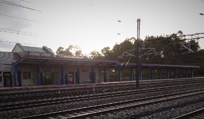 Estación de Cerceda-Meirama . Vista fachada principal desde andenes.