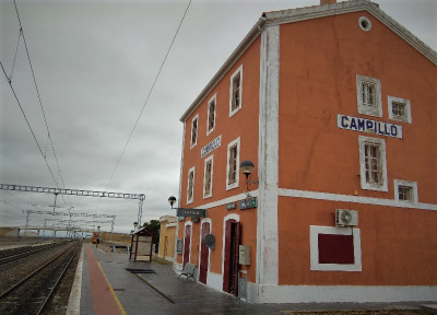 Estación de Campillo. Vista fachada lateral desde andenes.