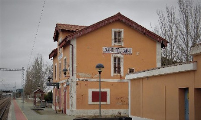 Estación de El Carpio. Vista fachada lateral desde andenes.