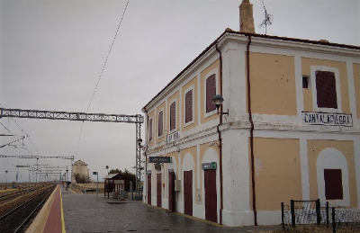 Estación de Cantalapiedra. Vista fachada lateral desde andenes.