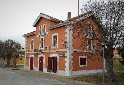 Estación de El Pedroso De La Armuña. Vista fachada principal desde andenes.