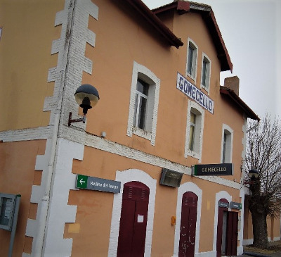Estación de Gomecello. Vista fachada principal desde exterior.