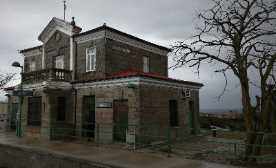 Estación de Cardeñosa De Ávila. Vista fachada principal desde andenes.