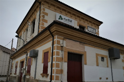 Estación de San Pedro Del Arroyo. Vista fachada principal desde exterior.