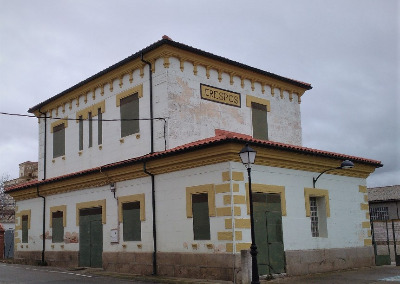 Estación de Crespos. Vista fachada principal desde exterior.