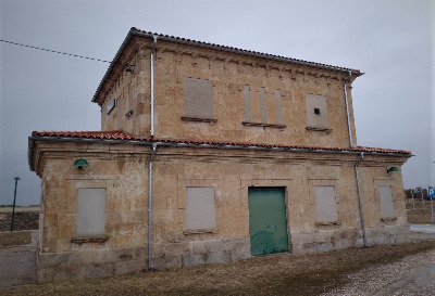 Estación de Narros Del Castillo. Vista fachada principal desde exterior.