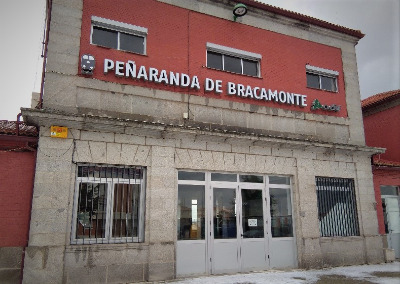 Estación de Peñaranda De Bracamonte. Vista fachada principal desde exterior.