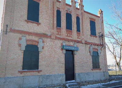 Estación de San Morales. Vista fachada principal desde exterior.