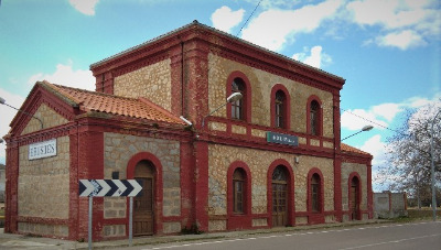 Estación de Erustes. Vista fachada principal desde exterior.