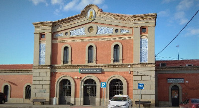 Estación de Talavera De La Reina. Vista fachada principal desde exterior.