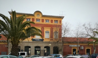 Estación de Navalmoral De La Mata. Vista fachada principal desde exterior.