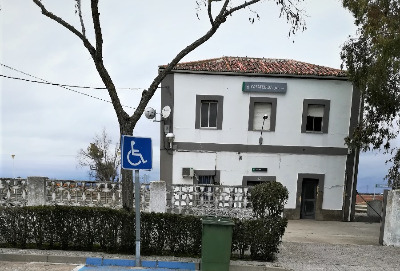 Estación de Casatejada. Vista fachada principal desde exterior.