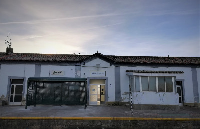 Estación de Arroyo De Malpartida. Vista fachada principal desde andenes.