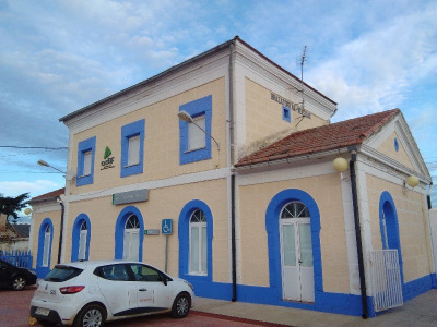 Estación de Brazatortas-Veredas. Vista fachada principal desde exterior.