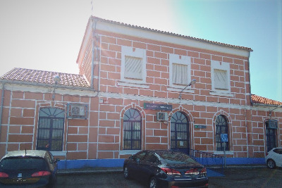 Estación de Almadenejos-Almadén. Vista fachada principal desde exterior.
