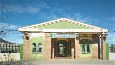 Estación de Cabeza Del Buey. Vista fachada principal desde exterior.