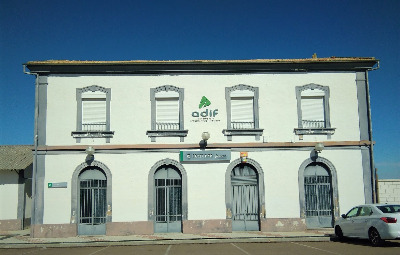 Estación de Castuera. Vista fachada principal desde exterior.