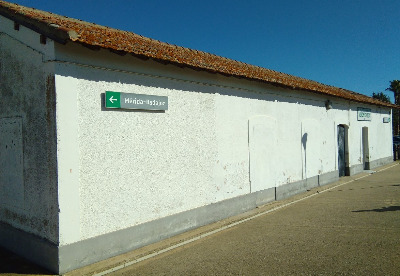 Estación de Valdetorres. Vista fachada lateral desde exterior.