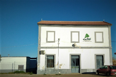Estación de Guareña. Vista fachada principal desde exterior.