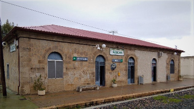 Estación de Aljucén. Vista fachada principal desde andenes.