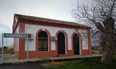 Estación de Calamonte. Vista fachada principal desde exterior.