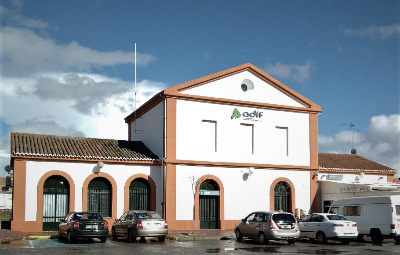 Estación de Almendralejo. Vista fachada principal desde exterior.