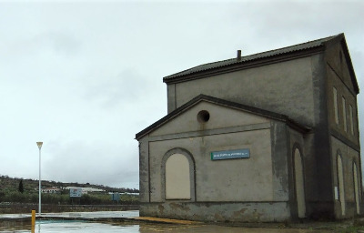 Estación de Los Santos De Maimona. Vista fachada lateral desde exterior.