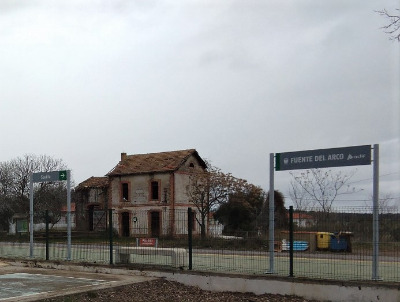 Estación de Fuente Del Arco. Vista fachada principal desde exterior.