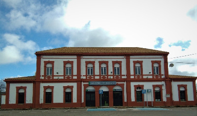 Estación de Fregenal De La Sierra. Vista fachada principal desde exterior.