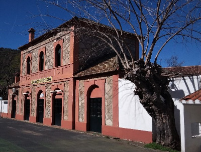 Estación de Almonaster-Cortegana. Vista fachada principal desde exterior.